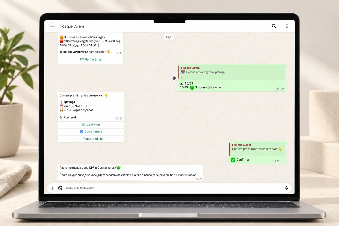 Atendimento no WhatsApp mostrando horários com vaga e confirmando a reserva da aula